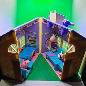 Peppa Pig Purple Blue Classroom Playset with Pink & White Figures